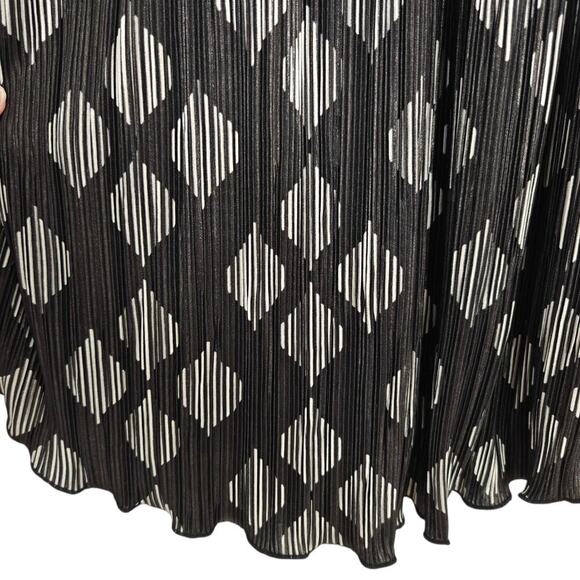 Chico's Diamond Foil Crinkle Tee Size Large / 2 Black White Geometric Plisse Top - Picture 8 of 10